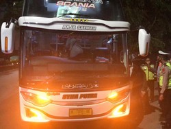 Begini Momen Polisi Cek Bus Selundupkan Pemudik Jakarta ke Semarang