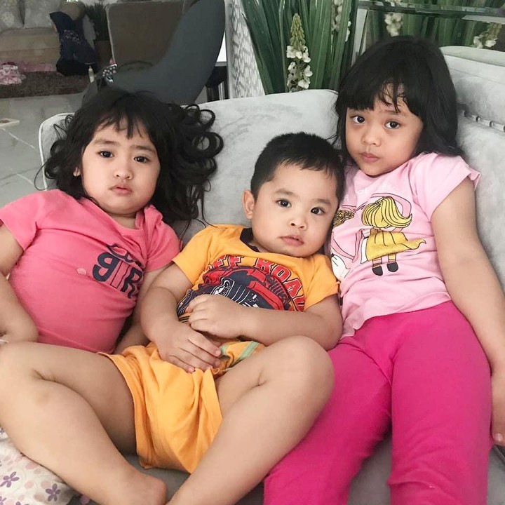 <p>Usia yang tak terpaut jauh, membuat ketiganya dekat banget, Bun. (Foto: Instagram @khadeejah_faatimah_abdullah)</p>