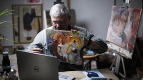 FOTO: Melaraskan Seni di Layar Laptop