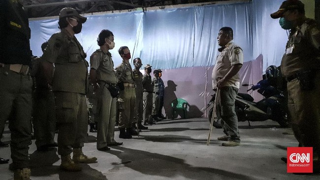 Satpol PP Kota Bekasi lakukan penertiban pada pedagang maupun pengendara dalam rangka menegakkan aturan PSBB tahap 2 di Kelurahan Harapan Jaya, Kecamatan Bekasi Utara, Rabu (29/4).