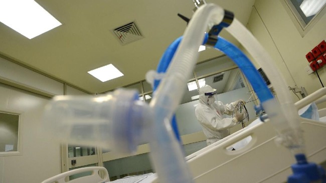 Petugas medis berjalan melewati fasilitas baru untuk pasien anak yang terinfeksi virus corona (COVID-19) di RSUPN Dr Cipto Mangunkusumo, Jakarta, Kamis (30/4/2020). Kapasitas ruangan untuk penanganan pasien Corona RS tersebut bertambah dari sebelumnya dilakukan di tiga lantai Gedung Kiara (lantai 1, 2, dan 6) menjadi empat lantai dengan tambahan di lantai 4. ANTARA FOTO/Aditya Pradana Putra/nz