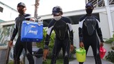 Nasib Lumba-Lumba di Lembaga Konservasi saat Wabah Covid-19 Dolphin trainers wear face masks as they carry containers to feed dolphins at a conservation center in Bali, Indonesia on Tuesday, April 28, 2020 during a temporal closure to public due to the concerns over a new coronavirus infection. All tourist attractions and sites have been asked to temporarily close as a measure to control the spread of the virus outbreak. (AP Photo/Firdia Lisnawati)