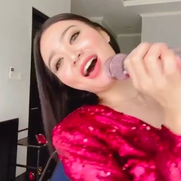 Wika Salim Halu Kangen Megang Mic, Netizen: Asal Jangan Mic Lain