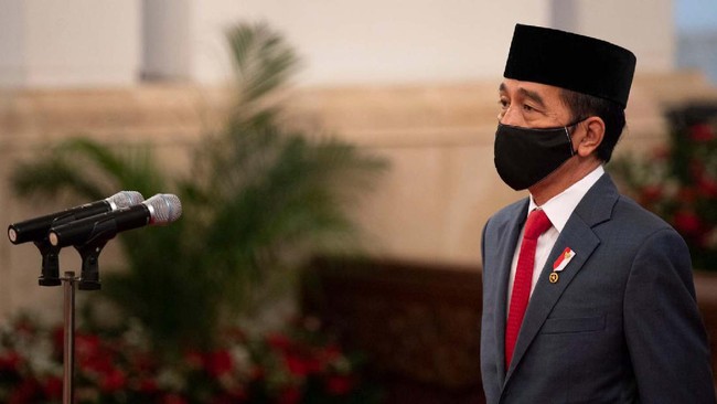 Presiden Joko Widodo memimpin pengucapan sumpah jabatan Ketua Mahkamah Agung (MA) terpilih Muhammad Syarifuddin di Istana Negara, Jakarta, Kamis (30/4/2020). Muhammad Syarifuddin resmi dilantik sebagai Ketua MA periode 2020-2025 menggantikan Hatta Ali yang memasuki pensiun. ANTARA FOTO/Sigid Kurniawan/POOL/nz