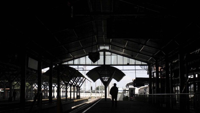Pekerja berjalan di peron Stasiun Yogyakarta, DI Yogyakarta, Kamis (30/4/2020). Aktivitas penumpang kereta api di Stasiun Yogyakarta pada awal bulan Ramadhan terpantau sepi, setelah berlakunya kebijakan larangan mudik dari pemerintah untuk mencegah penyebaran COVID-19. ANTARA FOTO/Hendra Nurdiyansyah/nz