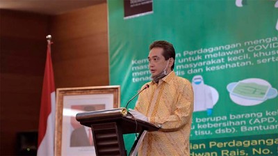 Menteri Perdagangan Agus Suparmanto serahkan bantuan APD untuk penanganan Covid-19 di Jakarta, Rabu (29/4)