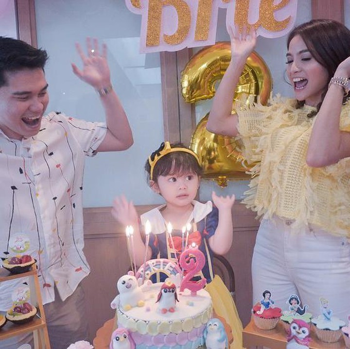 <p>Gadis kecil ini sangat suka Disney Princess. Makanya, di ulang tahun Brie yang ke-2, ia memakai gaun putri salju. (Foto: Instagram @septriasaacha)</p>