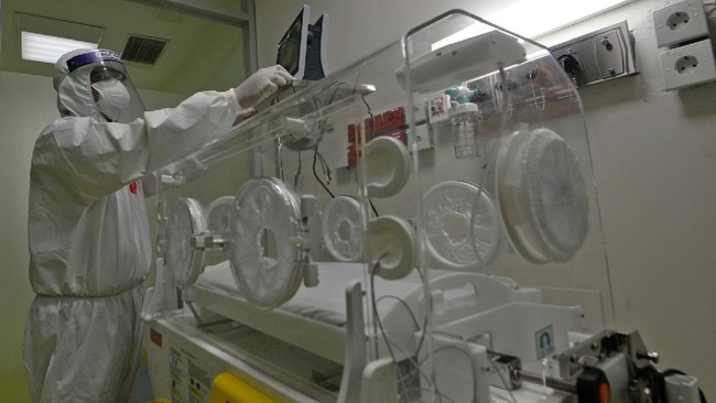 Petugas medis berjalan melewati fasilitas baru untuk pasien anak yang terinfeksi virus corona (COVID-19) di RSUPN Dr Cipto Mangunkusumo, Jakarta, Kamis (30/4/2020). Kapasitas ruangan untuk penanganan pasien Corona RS tersebut bertambah dari sebelumnya dilakukan di tiga lantai Gedung Kiara (lantai 1, 2, dan 6) menjadi empat lantai dengan tambahan di lantai 4. ANTARA FOTO/Aditya Pradana Putra/nz