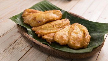 Pisang goreng dinobatkan jadi gorengan terenak di dunia. Selain enak, camilan ini juga enak dinikmati saat santai bersama keluarga di akhir pekan. Ini resepnya.