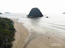 Terpesona Pantai Pulau Merah Banyuwangi