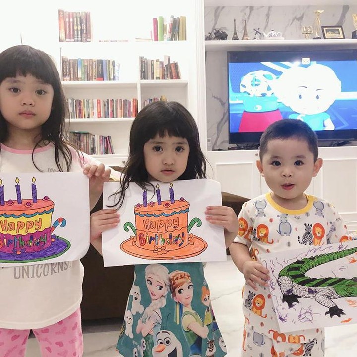 <p>Ketiganya punya hobi yang sama, yaitu menggambar dan mewarnai. (Foto: Instagram @maryam_nusaibah_abdullah)</p>