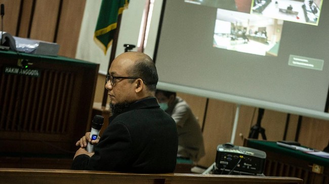 Penyidik KPK Novel Baswedan selaku korban menjadi saksi dalam sidang lanjutan kasus penyiraman air keras terhadap dirinya dengan terdakwa Ronny Bugis dan Rahmat Kadir Mahulette di Pengadilan Negeri Jakarta Utara, Jakarta, Kamis (30/4/2020). Sidang tersebut beragenda mendengarkan keterangan saksi. ANTARA FOTO/Aprillio Akbar/nz
