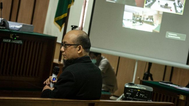 Novel Sebut Penyiram Dituntut 1 Tahun sebagai Puncak Keanehan Penyidik KPK Novel Baswedan selaku korban menjadi saksi dalam sidang lanjutan kasus penyiraman air keras terhadap dirinya dengan terdakwa Ronny Bugis dan Rahmat Kadir Mahulette di Pengadilan Negeri Jakarta Utara, Jakarta, Kamis (30/4/2020). Sidang tersebut beragenda mendengarkan keterangan saksi. ANTARA FOTO/Aprillio Akbar/nz