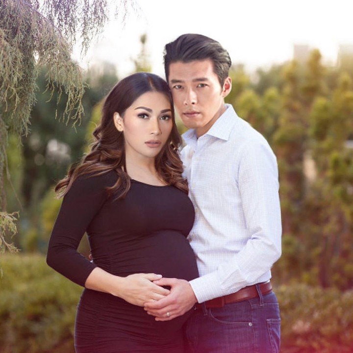 <p>Banyak yang tak kuat menahan tawa melihat foto ini. Setelah menikah, foto editan selanjutnya menunjukkan Tata sedang hamil besar. Sedangkan Hyun Bin memeluknya. (Foto: Instagram @tatajaneetaofficial) </p>