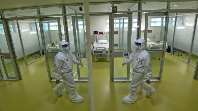 Petugas medis berjalan melewati fasilitas baru untuk pasien anak yang terinfeksi virus corona (COVID-19) di RSUPN Dr Cipto Mangunkusumo, Jakarta, Kamis (30/4/2020). Kapasitas ruangan untuk penanganan pasien Corona RS tersebut bertambah dari sebelumnya dilakukan di tiga lantai Gedung Kiara (lantai 1, 2, dan 6) menjadi empat lantai dengan tambahan di lantai 4. ANTARA FOTO/Aditya Pradana Putra/nz
