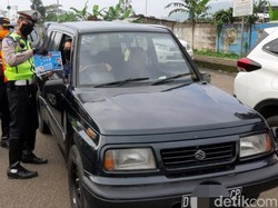 Jelang PSBB Parsial, Ratusan Kendaraan Dihalau Polisi di Sukabumi