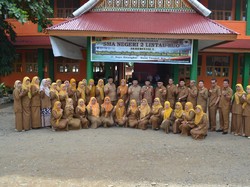 Bantu Guru Honorer Sekolah Ini Siapkan Pulsa Selama COVID-19
