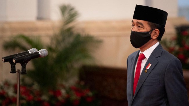 Presiden Joko Widodo memimpin pengucapan sumpah jabatan Ketua Mahkamah Agung (MA) terpilih Muhammad Syarifuddin di Istana Negara, Jakarta, Kamis (30/4/2020). Muhammad Syarifuddin resmi dilantik sebagai Ketua MA periode 2020-2025 menggantikan Hatta Ali yang memasuki pensiun. ANTARA FOTO/Sigid Kurniawan/POOL/nz