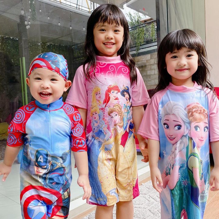 <p>Siap mau berenang! Maryam dan Khadeejah pakai baju princess, abang Ibrahim pakai baju Captain America. Kompak banget, ya? (Foto: Instagram: @okisetianadewi)</p>