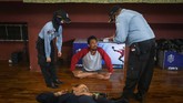 menyelamatkan tunawisma dari serangan covid 19 Petugas mendata seorang penyandang masalah kesejahteraan sosial (PMKS) ditampung di GOR Ciracas, Jakarta, Kamis, 30 April 2020. Pemerintah Provinsi DKI Jakarta menggalakkan penertiban PMKS yang berkeliaran saat penerapan pembatasan sosial berskala besar (PSBB) untuk mencegah penyebaran Covid-19. CNNIndonesia/Safir Makki
