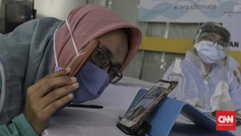 FOTO : Lepas Rindu Keluarga dan Pasien Corona