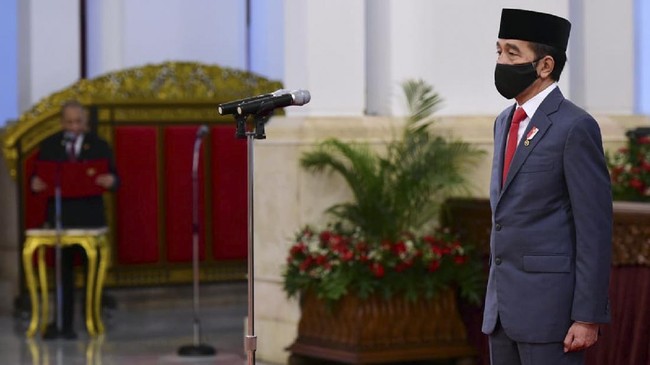 Presiden Joko Widodo melantik 20 duta besar Luar Biasa dan Berkuasa Penuh (LBPP), salah satunya Suryopratomo sebagai dubes Singapura.