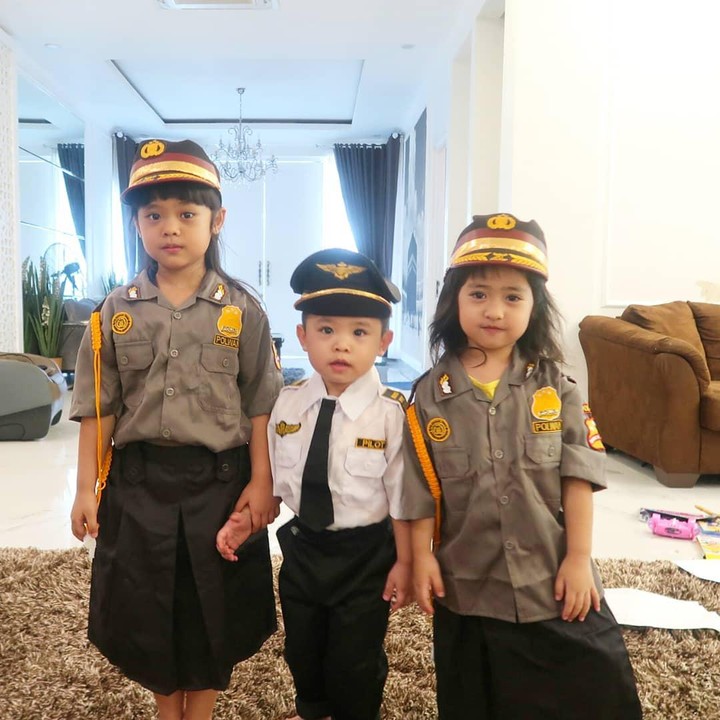 <p>Gaya ketiga anak Oki memang selalu kompak dan menggemaskan. Kali mereka pakai seragam polisi dan pilot. (Foto: Instagram @khadeejah_faatimah_abdullah)</p>