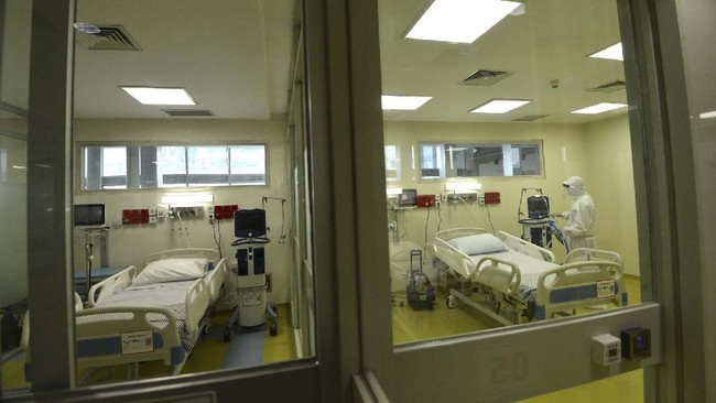 Petugas medis menyiapkan fasilitas baru untuk pasien anak yang terinfeksi virus corona (COVID-19) di RSUPN Dr Cipto Mangunkusumo, Jakarta, Kamis (30/4/2020). Kapasitas ruangan untuk penanganan pasien corona RS tersebut bertambah dari sebelumnya dilakukan di tiga lantai Gedung Kiara (lantai 1, 2, dan 6) menjadi empat lantai dengan tambahan di lantai 4. ANTARA FOTO/Aditya Pradana Putra/nz