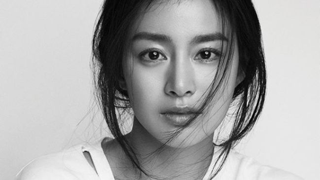 Aktris Kim Tae-hee menunjukkan kemampuan aktingnya dalam klip musik boyband Ciipher yang berada di bawah asuhan sang suami, Rain.
