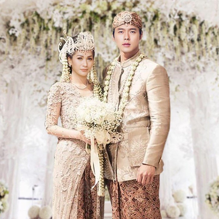 <p>Foto yang satu ini sempat viral setelah Tata Janeta posting di Instagram. Ya, Tata mengikuti #haluchallenge dengan melakukan edit foto pernikahan bersama aktor drama Korea, Hyun Bin. (Foto: Instagram @tatajaneetaofficial)</p>