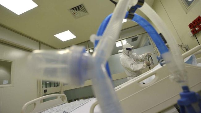 Petugas medis menyiapkan fasilitas baru untuk pasien anak yang terinfeksi virus corona (COVID-19) di RSUPN Dr Cipto Mangunkusumo, Jakarta, Kamis (30/4/2020). Kapasitas ruangan untuk penanganan pasien corona RS tersebut bertambah dari sebelumnya dilakukan di tiga lantai Gedung Kiara (lantai 1, 2, dan 6) menjadi empat lantai dengan tambahan di lantai 4. ANTARA FOTO/Aditya Pradana Putra/nz