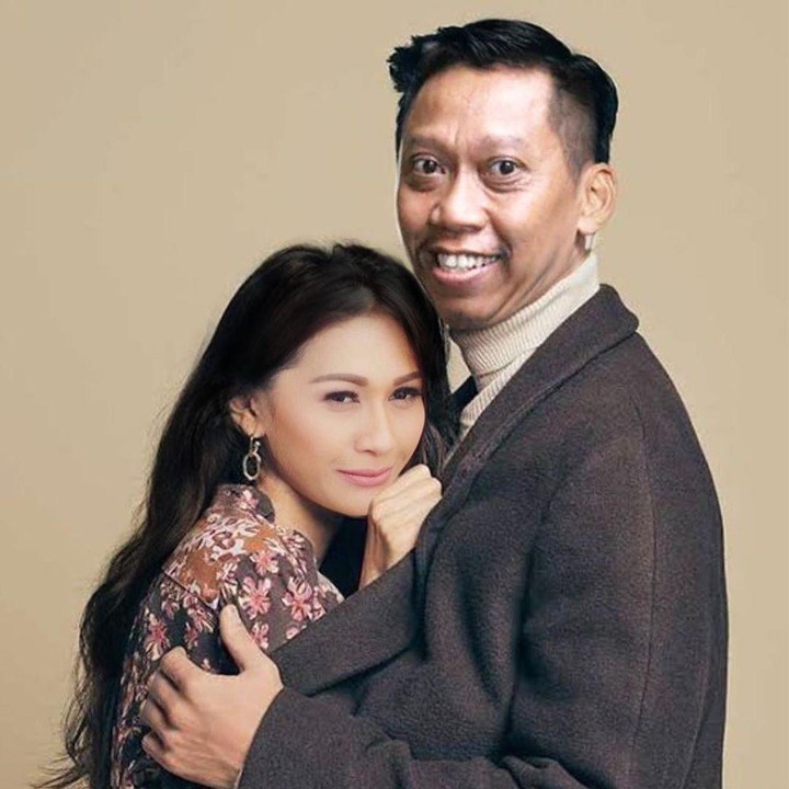 <p>Terakhir yang paling bikin enggak kuat nih. <em>Peace</em> ya Mas Tukul, jadi keisengan Tata di masa pandemik corona seperti saat ini. (Foto: Instagram @tatajaneetaofficial)</p>