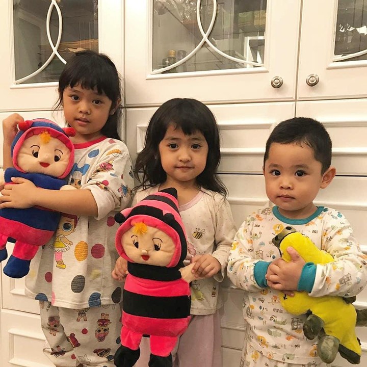 <p>Ketiga anak Oki bernama Maryam Nusaibah Abdullah (5), Khadeejah Faatimah Abdullah (4), dan si bungsu Ibrahim Muhammad Abdullah (2). (Foto: Instagram @khadeejah_faatimah_abdullah)</p>