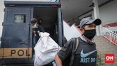 menyelamatkan tunawisma dari serangan covid 19 Penyandang masalah kesejahteraan sosial (PMKS) hasil razia ditampung di GOR Ciracas, Jakarta, Kamis, 30 April 2020. Pemerintah Provinsi DKI Jakarta menggalakkan penertiban PMKS yang berkeliaran saat penerapan pembatasan sosial berskala besar (PSBB) untuk mencegah penyebaran Covid-19. CNNIndonesia/Safir Makki