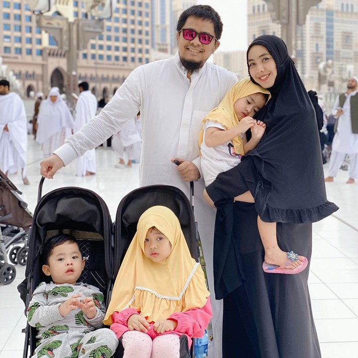 <p>Dari pernikahannya dengan Ory Vitrio, Oki Setiana Dewi dikaruniai tiga anak, yaitu dua perempuan dan satu laki-laki. (Foto: Instagram: @okisetianadewi)</p>