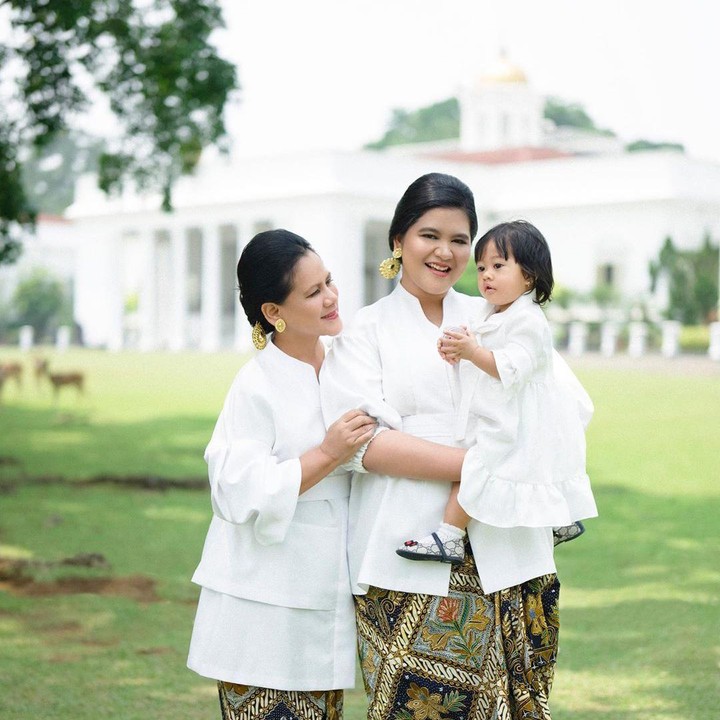 <p>Mengenakan baju putih, Sedah Mirah kompak banget berpose bareng ibu dan neneknya. (Foto: Instagram @ayanggkahiyang)</p>