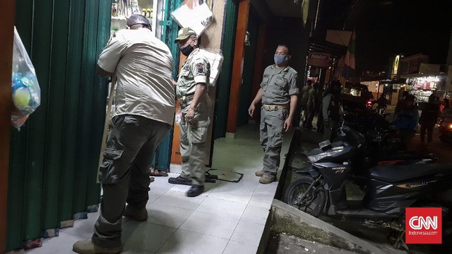 Satpol PP Kota Bekasi lakukan penertiban pada pedagang maupun pengendara dalam rangka menegakkan aturan PSBB tahap 2 di Kelurahan Harapan Jaya, Kecamatan Bekasi Utara, Rabu (29/4).