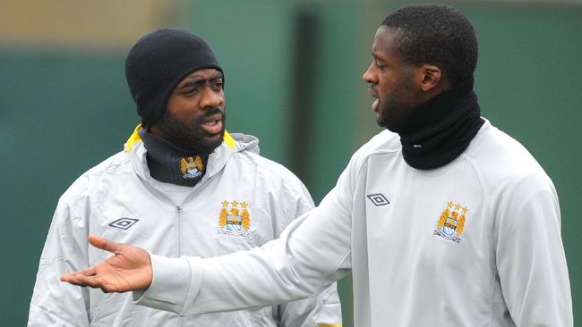 Manchester City's Ivorian defender Kolo Toure (L) and his brother Yaya Toure attend a team training session at the club's Carrington training complex, in Manchester, north-west England on March 16, 2011, on the eve of their UEFA Europa League Round of 16 football match against Dynamo Kiev at The City of Manchester stadium. AFP PHOTO/ANDREW YATES (Photo by ANDREW YATES / AFP)