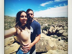 Bagai Remaja, Ben Affleck dan Ana de Armas Kini Pakai Kalung Couple