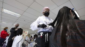 FOTO: Pangkas Rambut Gratis untuk Tim Medis di Thailand