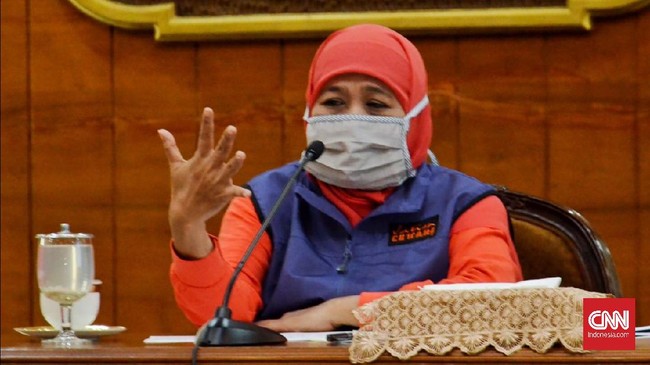 Khofifah mengatakan opsi yang muncul untuk menekan penyebaran virus corona adalah memperketat pengawasan penerapan protokol kesehatan di titik kerumunan.