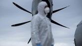 Nyalang Edisi 2 Mei 2020 A Turkish military cargo plane with medical supplies and protective equipment to combat COVID-19 in the US is unloaded at Andrews Air Force Base April 28, 2020, in Maryland. (Photo by Brendan Smialowski / AFP)