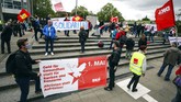 Peringatan May Day saat Pandemi Covid-19 People take part in a rally for better health care and more solidarity in Stuttgart, Germany, Friday May 1, 2020. May Day will be different in 2020, as the coronavirus lockdown measures in effect across the globe will curtail the usual protests and gatherings. (Christoph Schmidt/dpa via AP)