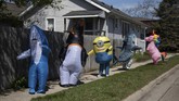 Nyalang Edisi 2 Mei 2020 The T-Rex Walking Club, a group of people that gather in a variety of inflatable costumes parade through neighborhoods in hopes of cheering up the community during the COVID-19, coronavirus in Ferndale, Michigan, on April 27, 2020. (Photo by Emily Elconin / AFP)