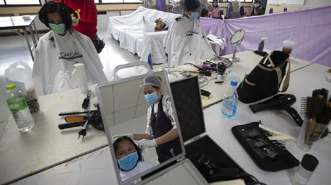 FOTO: Pangkas Rambut Gratis untuk Tim Medis di Thailand