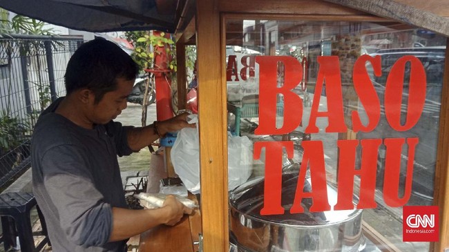Pedagang Siomay di Bandung, Jawa Barat, Adam (27) masih berjualan meski sepi pembeli di tengah pandemi virus corona, Kamis (30/4).