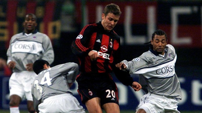 L'attaquant allemand du Milan AC Oliver Bierhoff (C) passe les dfenseurs du PSG Vampeta (G) et Edouard Ciss (D), le 14 fvrier 2001 au stade San Siro  Milan, lors de la rencontre AC Milan/Paris SG comptant pour le Groupe B de la Ligue des Champions. AFP PHOTO PATRICK HERTZOG

German striker of AC Milan Oliver Bierhoff (C) tries to pass Paris Saint Germain PSG Vampeta (L) and Edouard Cisse 14 February 2001, during their group B European Champions League match in Milan. The match ended in a 1-1 draw (Photo by Patrick HERTZOG / AFP)