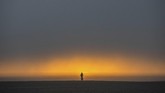 Nyalang Edisi 2 Mei 2020 A woman watches the sunset from the beach in Venice, California on April 26, 2020. - Los Angeles County beaches are still off limits under Los Angeles countyís