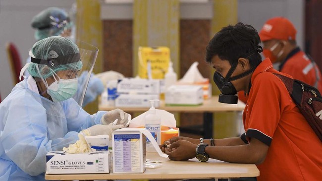 Sejumlah pekerja mengikuti rapid test atau pemeriksaan cepat COVID-19 di Aula Serba Guna Kementerian Tenaga Kerja, Jakarta, Jumat (1/5/2020). Kemnaker melakukan rapid test COVID-19 terhadap 1000 pekerja dalam rangka memperingati Hari Buruh Internasional sebagai bentuk kepedulian pemerintah saat pandemi COVID-19. ANTARA FOTO/M Risyal Hidayat/pras.