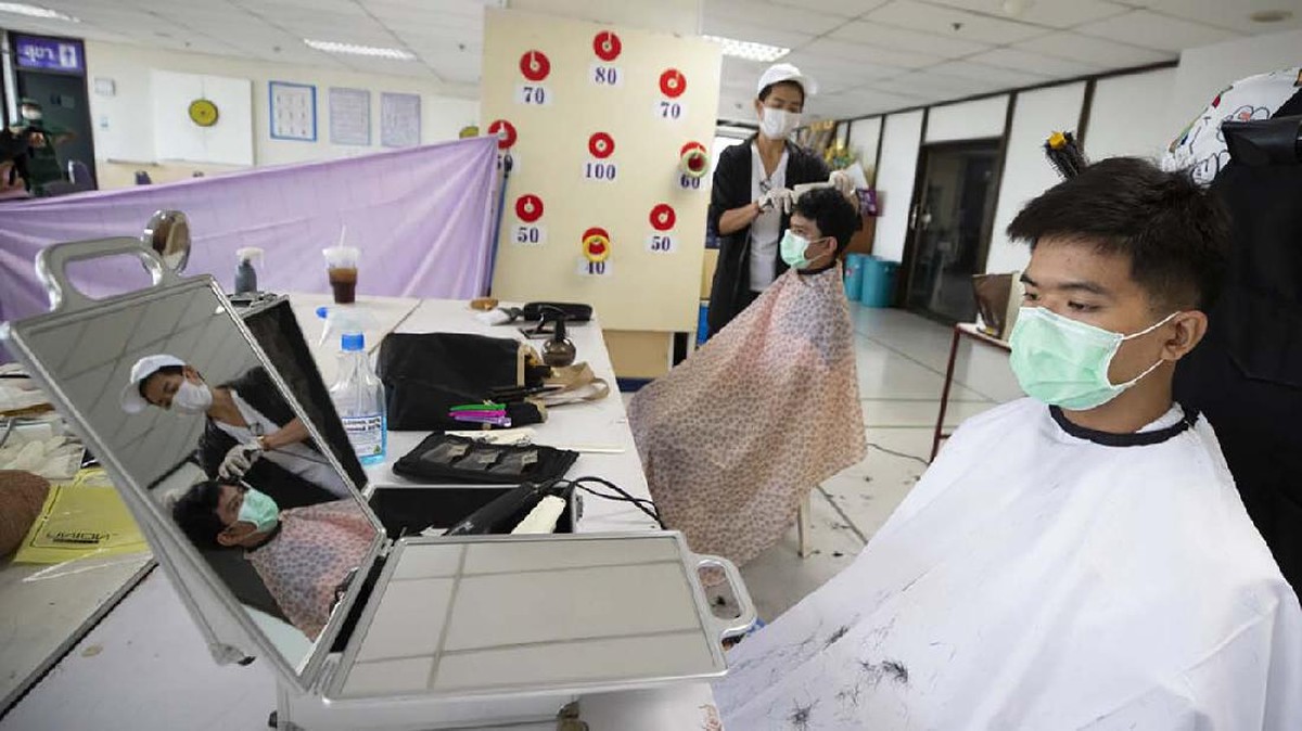 FOTO: Pangkas Rambut Gratis untuk Tim Medis di Thailand